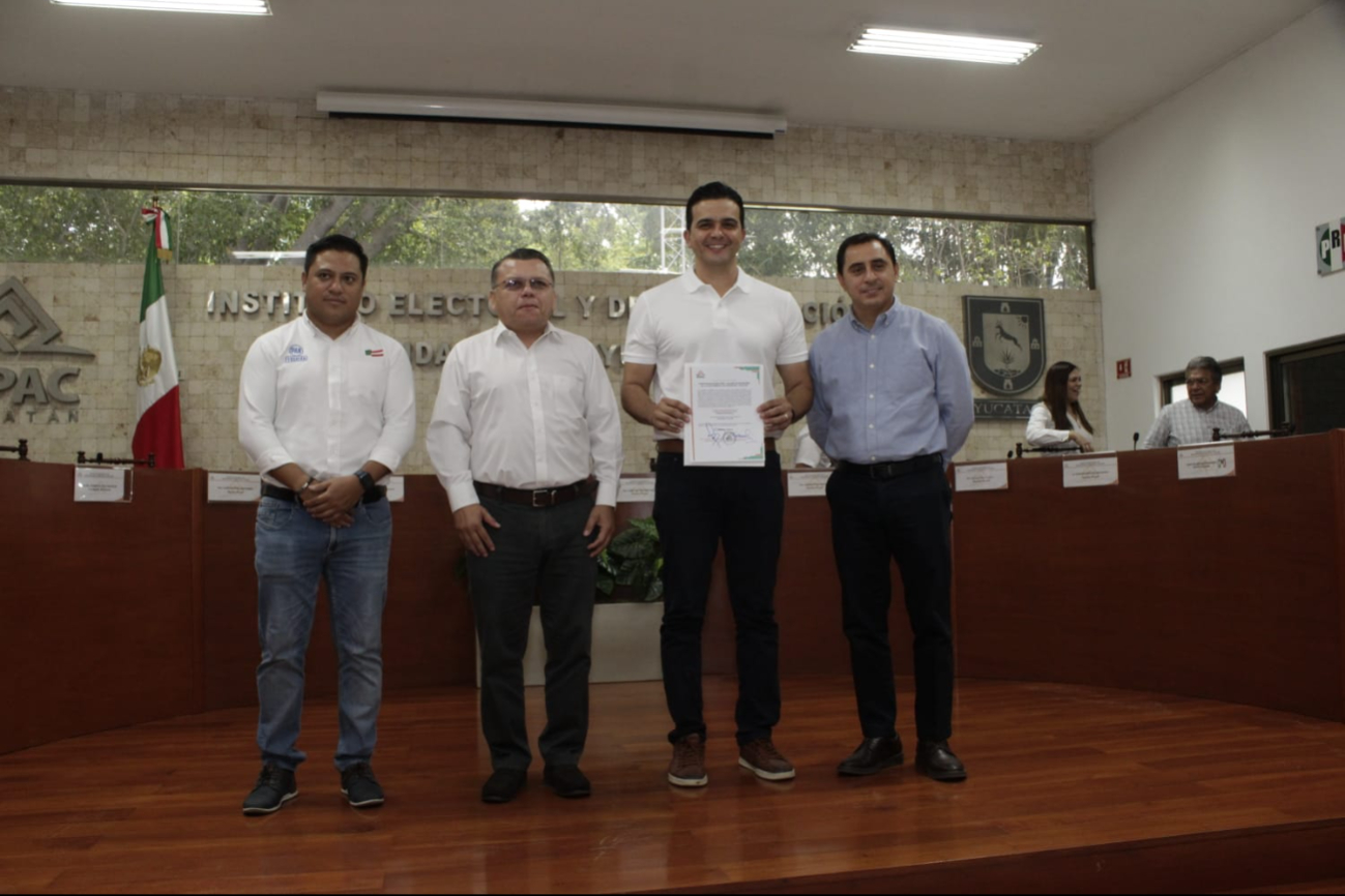 Erik Rihani recibe constancia como Alcalde electo de Progreso