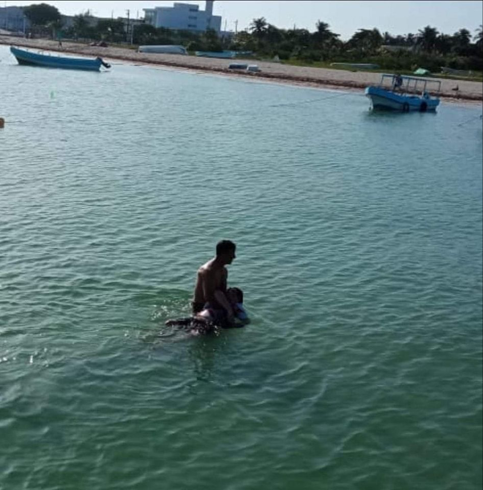 Personas lograron rescatar al hombre del agua Personas lograron rescatar al hombre del agua