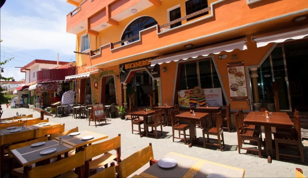 Empleados de restaurantes en Isla Mujeres se van de vacaciones obligatorias