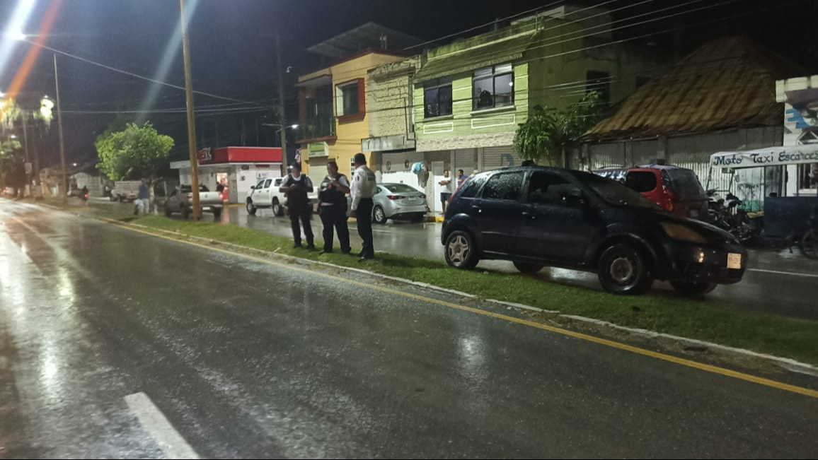 Agentes policiacos tomaron control del vehículo Agentes policiacos tomaron control del vehículo