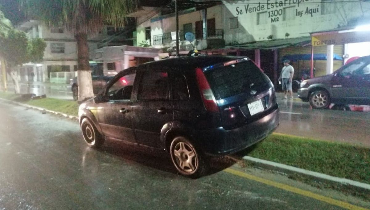 Conductor en presunto estado de ebriedad termina encima de un camellón, en Escárcega