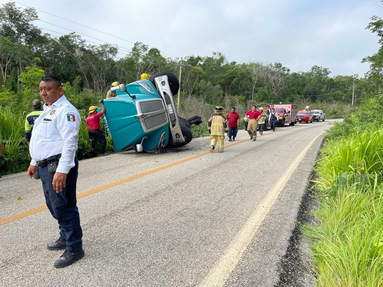 Automovilistas reportaron el accidente al 911 y llegaron paramédicos y la policía municipal. Automovilistas reportaron el accidente al 911 y llegaron paramédicos y la policía municipal.