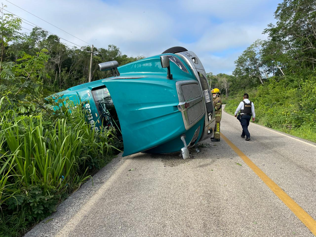 Tráiler sufre aparatosa volcadura en la vía Campeche-Hopelchén; chofer lesionado