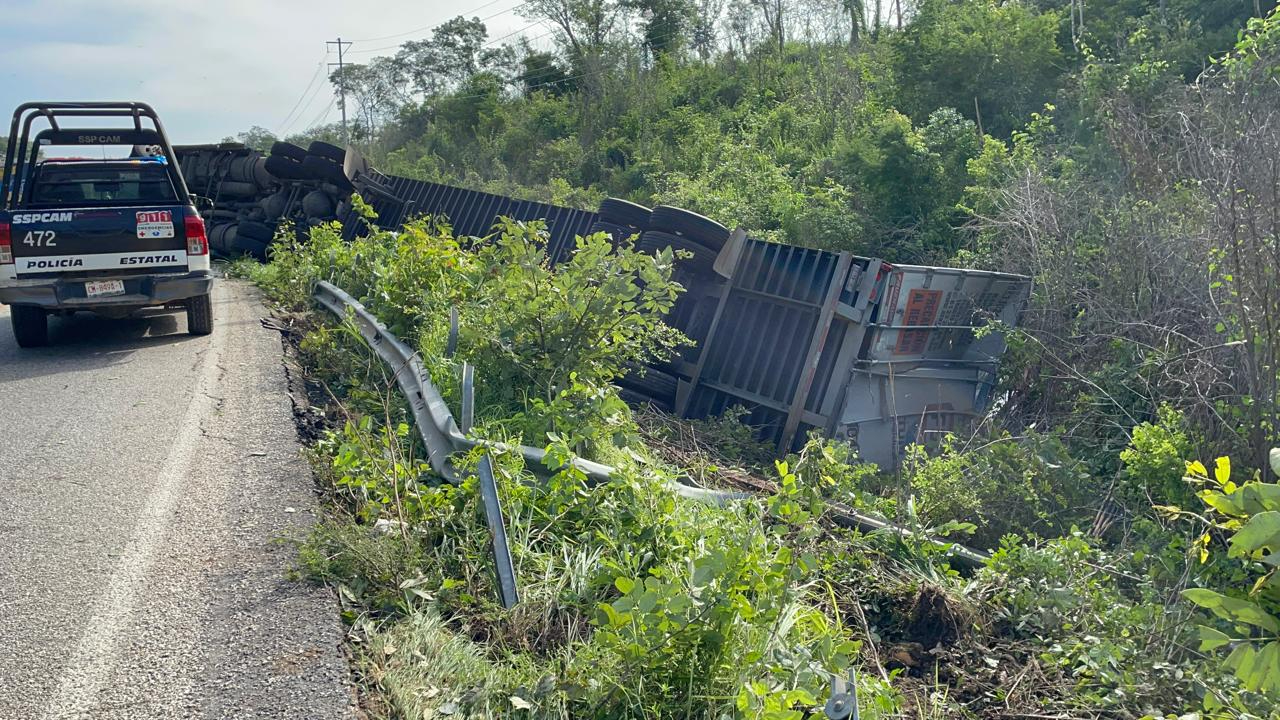 El exceso de velocidad y el peso hicieron que el conductor se orillara demasiado y derribara el muro de contención. El exceso de velocidad y el peso hicieron que el conductor se orillara demasiado y derribara el muro de contención.