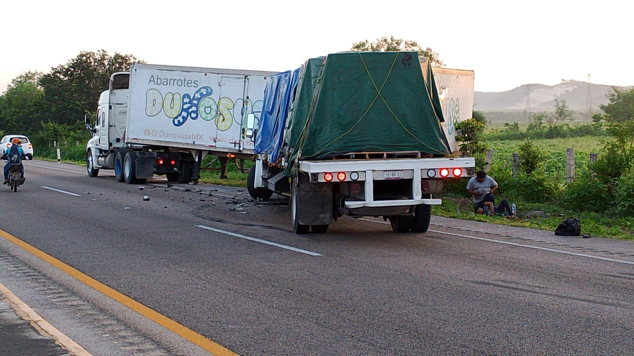 El impacto sacó al tráiler del carril carretero. El impacto sacó al tráiler del carril carretero.