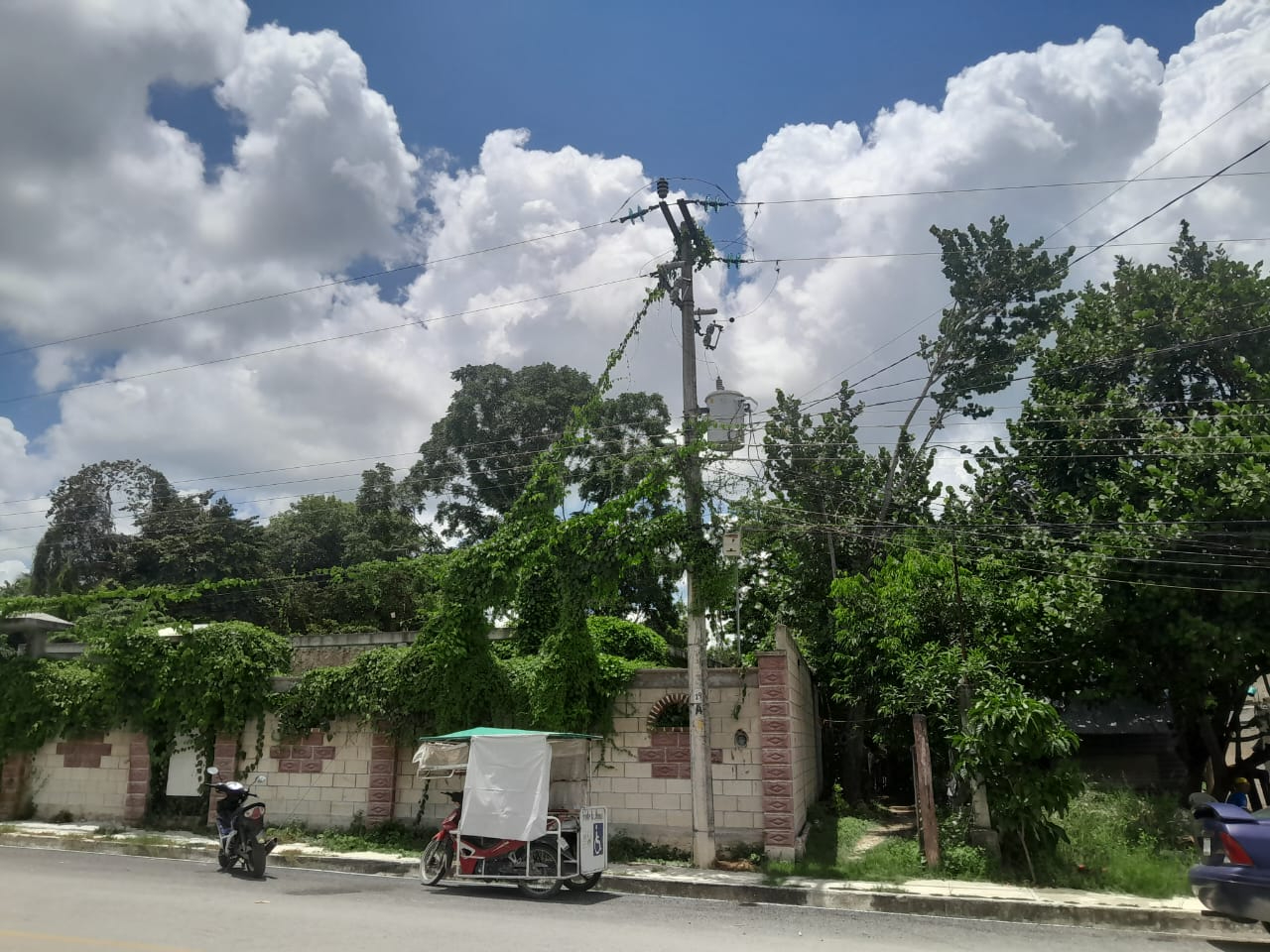 El transformador en la calle 23 no tiene capacidad para la demanda, causando cortes frecuentes. El transformador en la calle 23 no tiene capacidad para la demanda, causando cortes frecuentes.