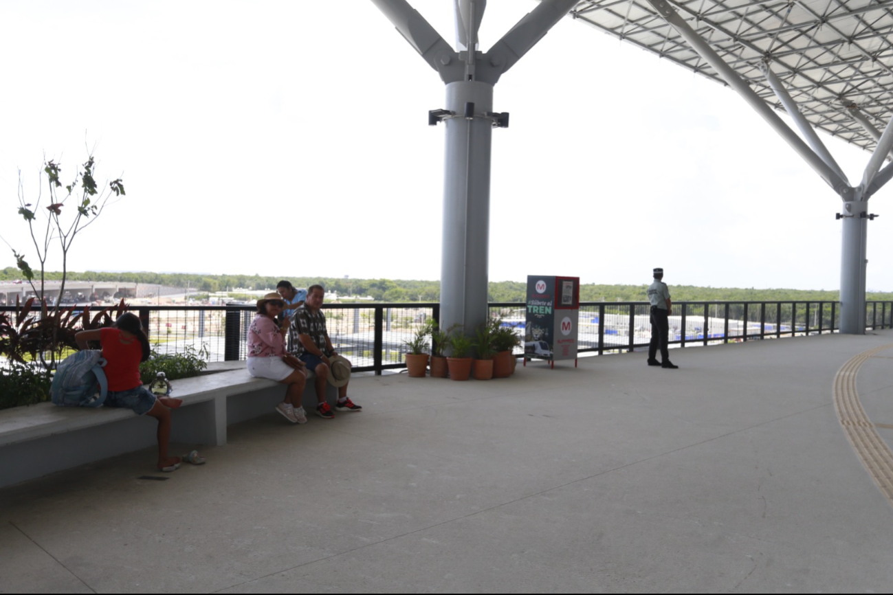Enamorados pueden colocar su candado en la reja de la estación del Tren Maya