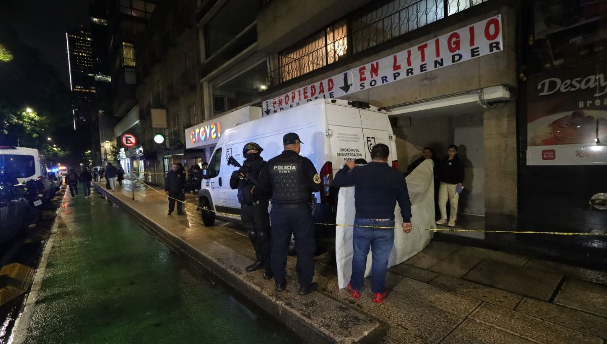 Hallan tres cuerpos en un departamento de Paseo de la Reforma, CDMX