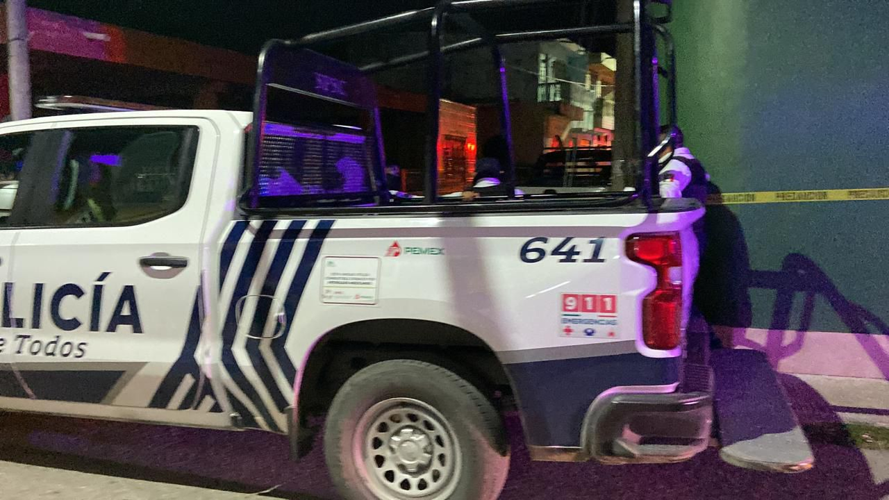 La pareja se retiró caminando hacia la avenida Gobernadores. La pareja se retiró caminando hacia la avenida Gobernadores.