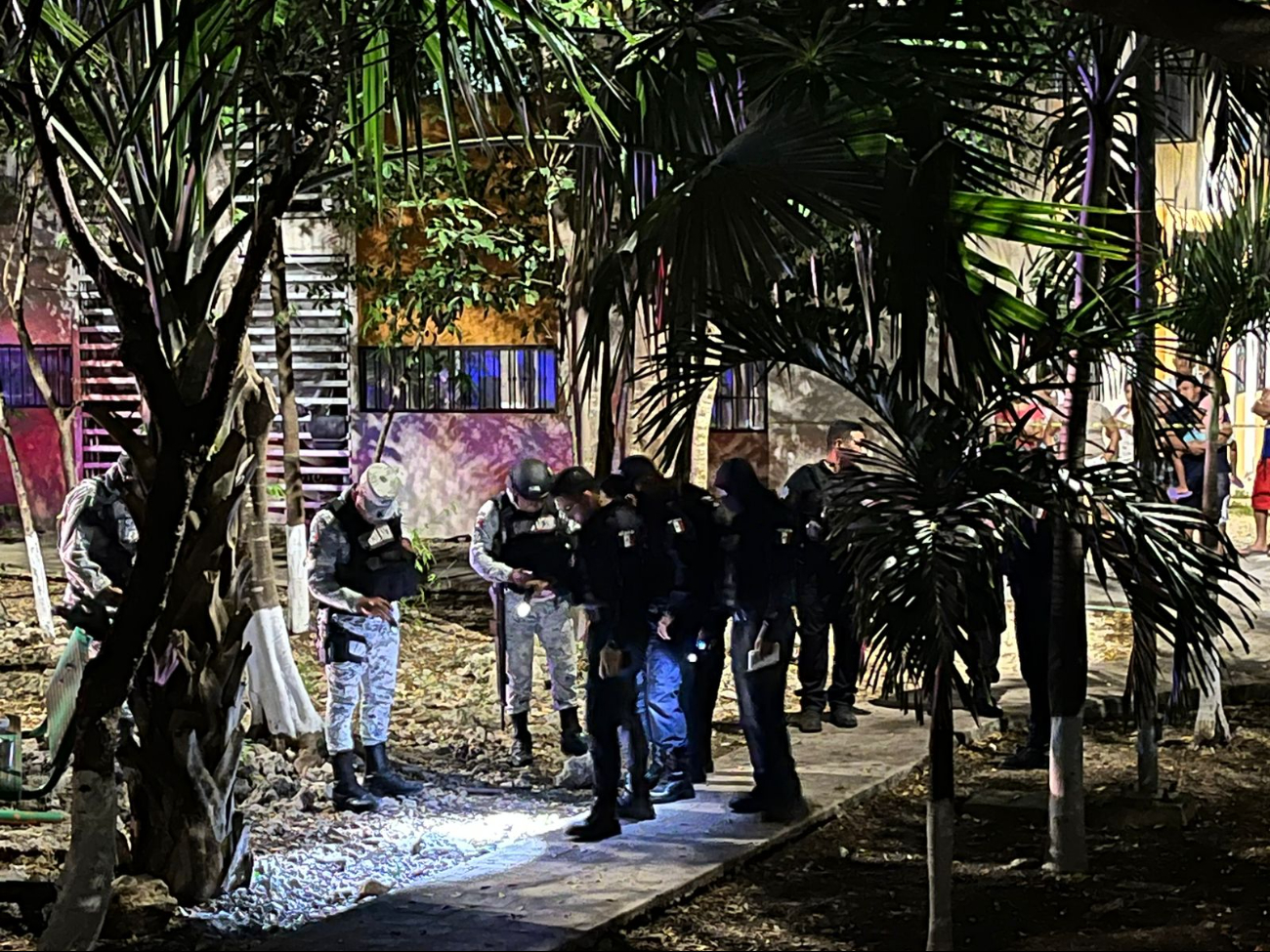 Policías analizan el área donde ocurrió el ataque armado Policías analizan el área donde ocurrió el ataque armado