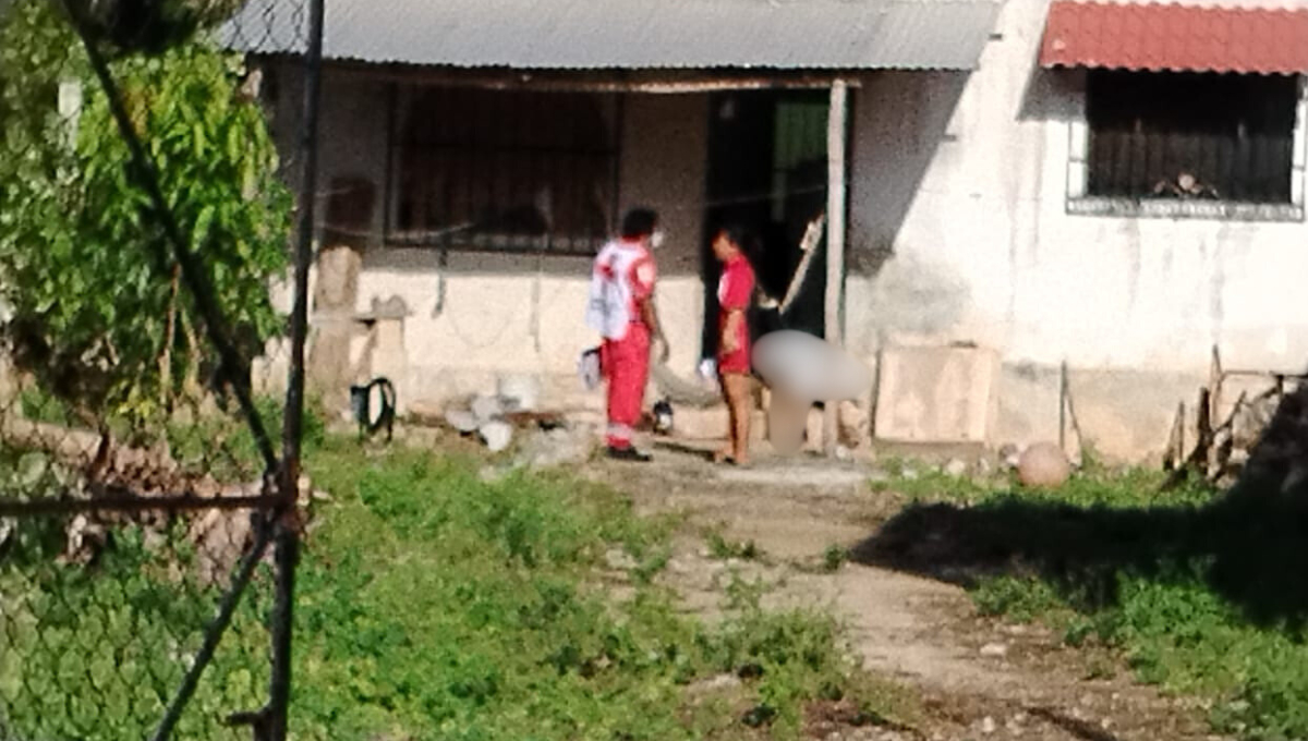 Un familiar reportó el hallazgo a las 08:00 horas y llamó a paramédicos, quienes confirmaron su fallecimiento. Un familiar reportó el hallazgo a las 08:00 horas y llamó a paramédicos, quienes confirmaron su fallecimiento.