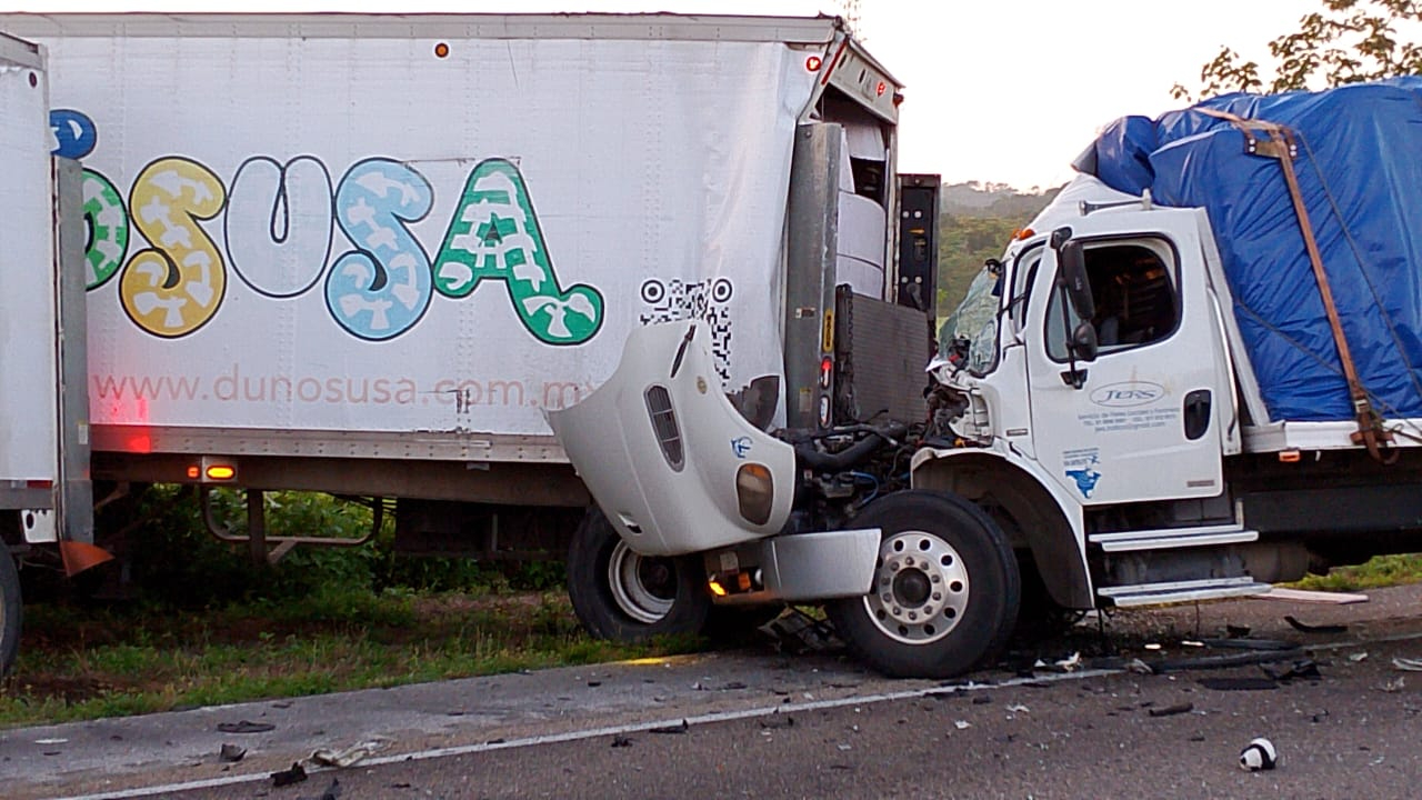Un fuerte accidente ocurrió esta mañana en la entrada de Tenabo, en la carretera federal Campeche-Mérida. Un fuerte accidente ocurrió esta mañana en la entrada de Tenabo, en la carretera federal Campeche-Mérida.