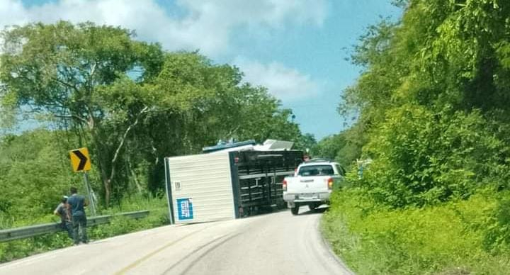  Fuerte accidente provoca volcadura en la Carretera Seybaplaya-Campeche