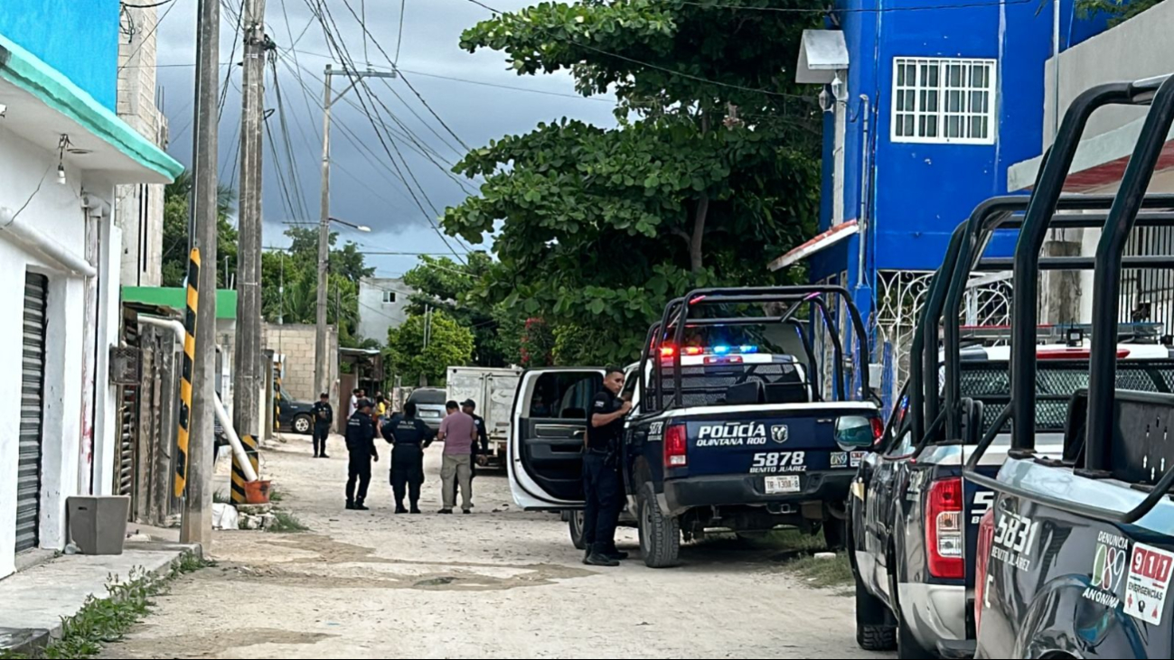 Agentes policiacos reúnen evidencia en el sitio Agentes policiacos reúnen evidencia en el sitio