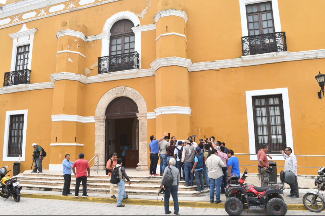 Dejan solos a los empleados del Ayuntamiento, tras ser aprobada la privatización de los servicios públicos Dejan solos a los empleados del Ayuntamiento, tras ser aprobada la privatización de los servicios públicos