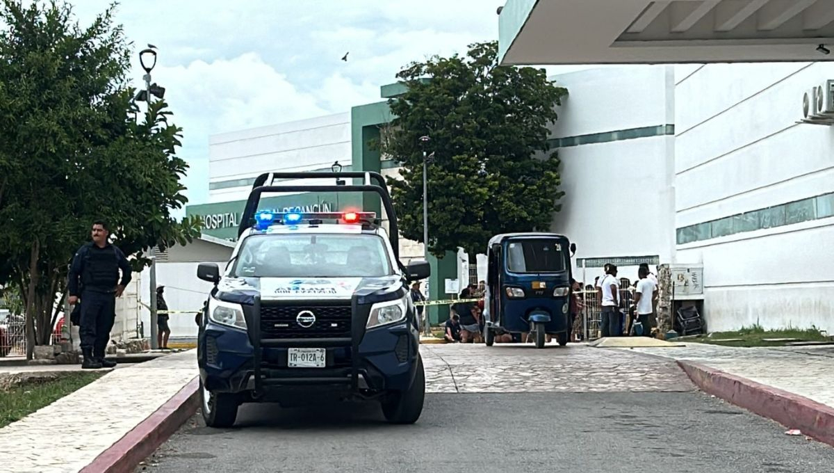 El mototaxi permanece a la entrada del hospital en Cancún El mototaxi permanece a la entrada del hospital en Cancún