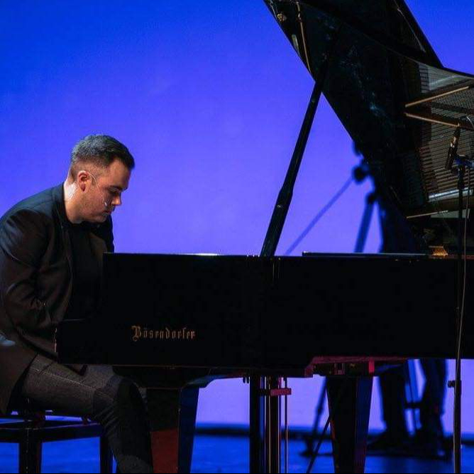 El pianista británico de talla internacional, ofrecerá un concierto en la Casa de la Música; la presentación será el día seis de septiembre