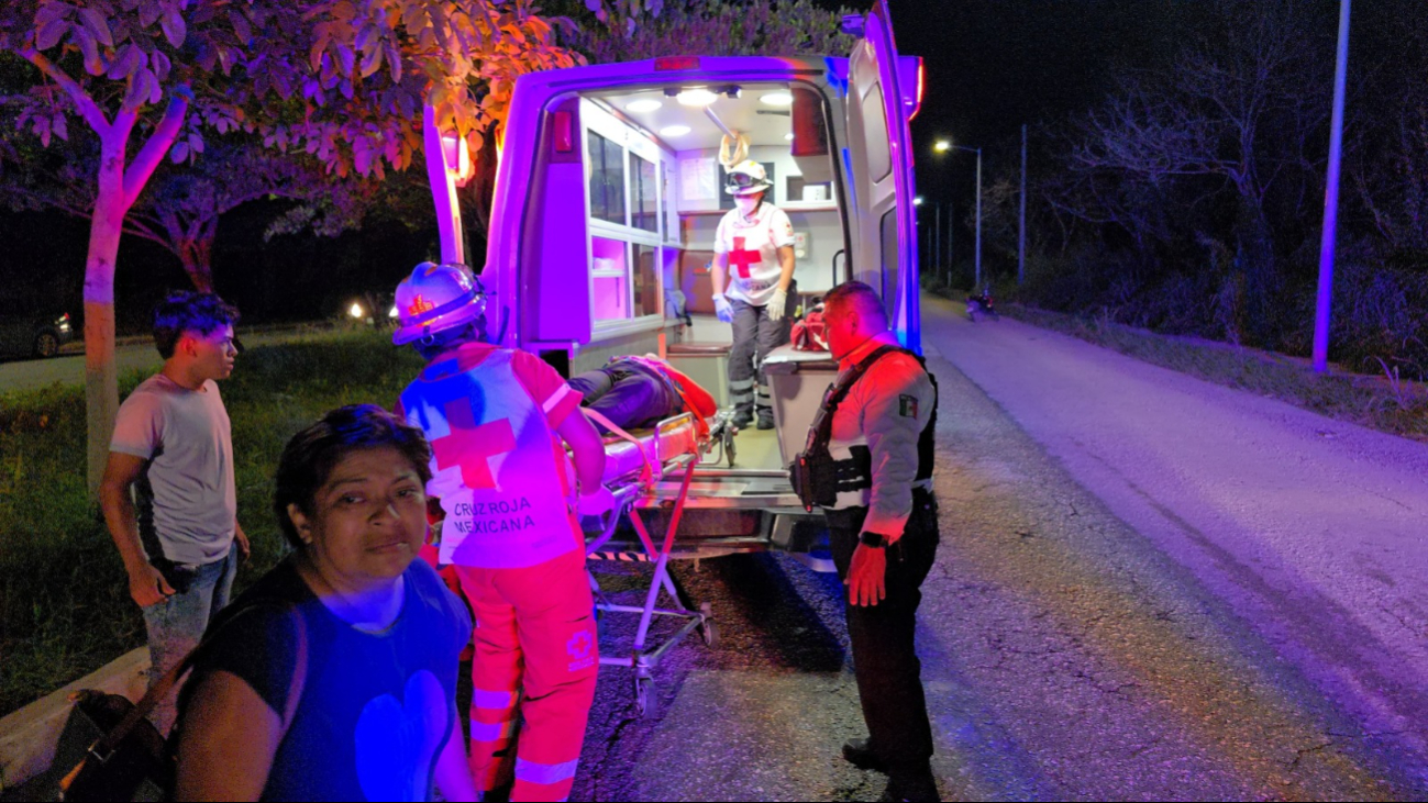 Mujer termina lesionada por bache Mujer termina lesionada por bache