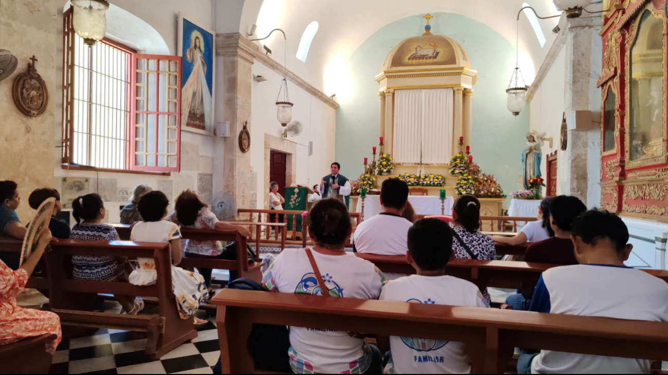 Pequeños y jóvenes esperaron a recibir la bendición Pequeños y jóvenes esperaron a recibir la bendición