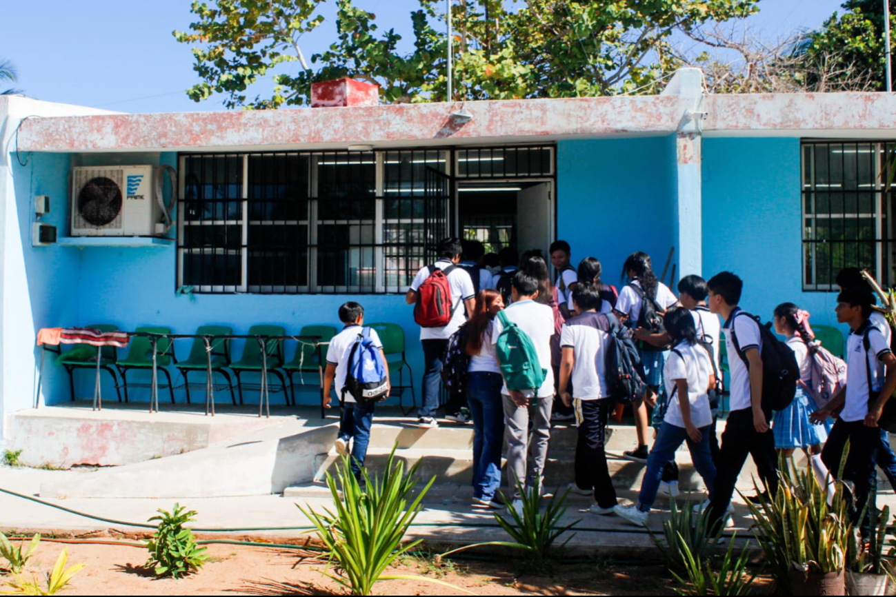 Desde las 7:00 de la mañana, los estudiantes ingresaron a las aulas Desde las 7:00 de la mañana, los estudiantes ingresaron a las aulas