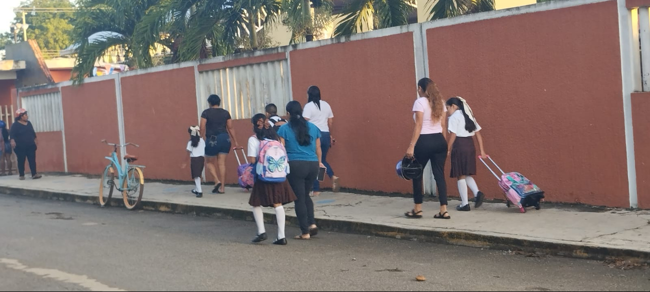 Desde temprana hora comenzaron a llegar los estudiantes a la escuela Desde temprana hora comenzaron a llegar los estudiantes a la escuela