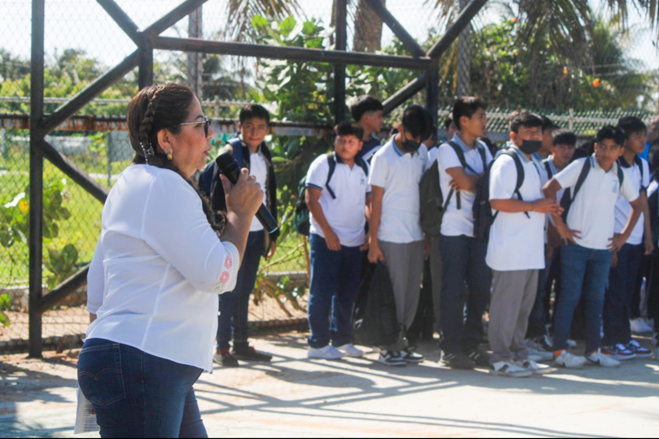 Docentes se encargaron de darle la bienvenida a los estudiantes Docentes se encargaron de darle la bienvenida a los estudiantes