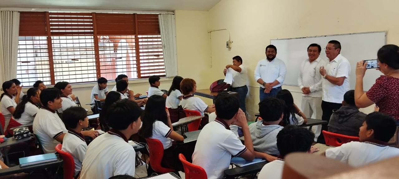 El presidente municipal y el supervisor de escuelas secundarias realizaron recorridos en las aulas El presidente municipal y el supervisor de escuelas secundarias realizaron recorridos en las aulas