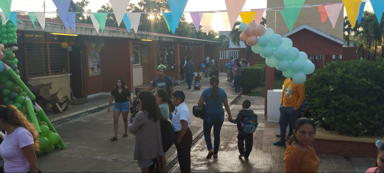 Las aulas fueron decoradas para el inicio de clases Las aulas fueron decoradas para el inicio de clases