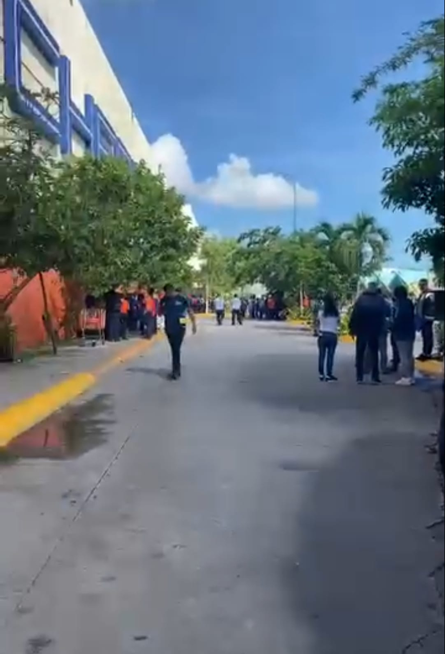 Los clientes fueron sacados al estacionamiento de la sucursal Los clientes fueron sacados al estacionamiento de la sucursal