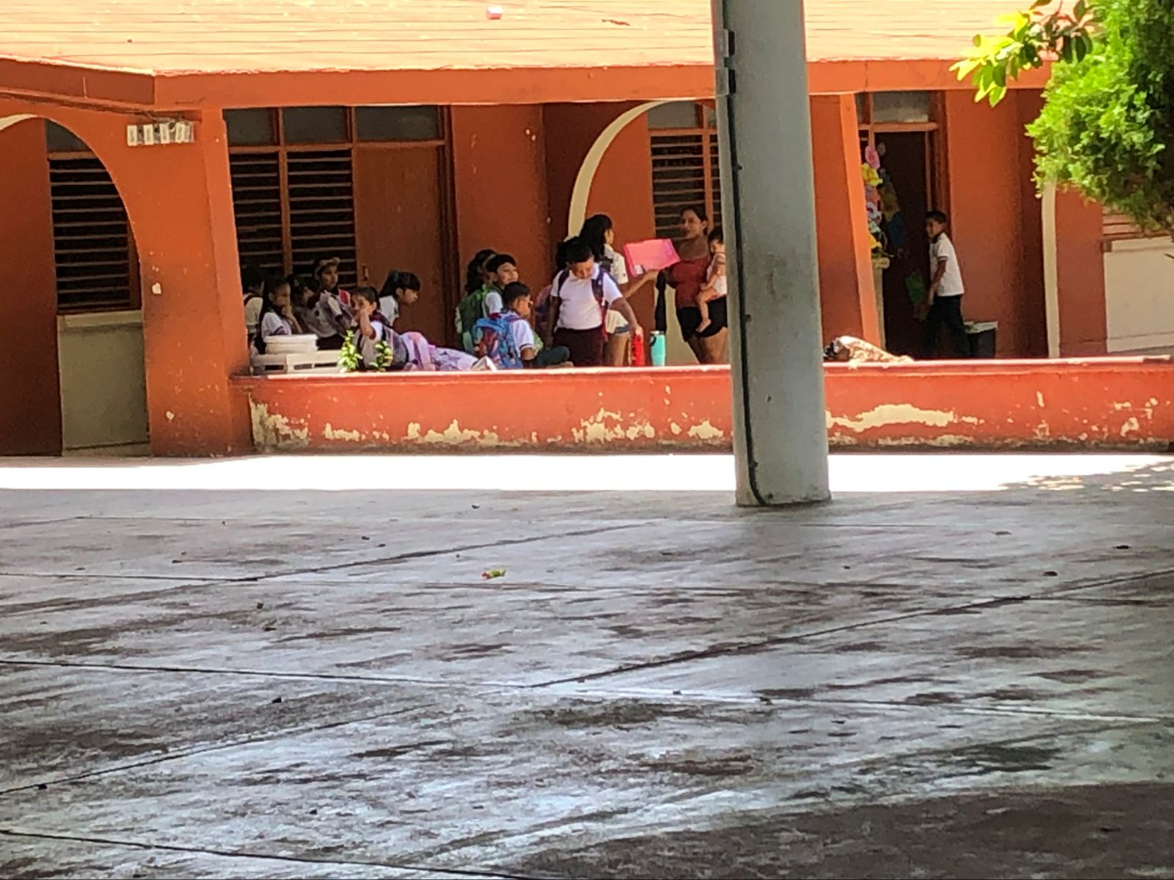 Los estudiantes de nivel básico tendrán entregas de mochilas, útiles escolares y uniformes gratuitos Los estudiantes de nivel básico tendrán entregas de mochilas, útiles escolares y uniformes gratuitos