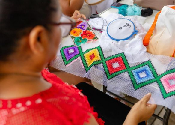 Más de 80 mujeres aprenden sobre el bordado artesanal en Tulum Más de 80 mujeres aprenden sobre el bordado artesanal en Tulum