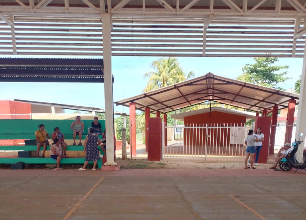 Padres bloquean acceso a director de primaria  en Campeche, por presuntas irregularidades