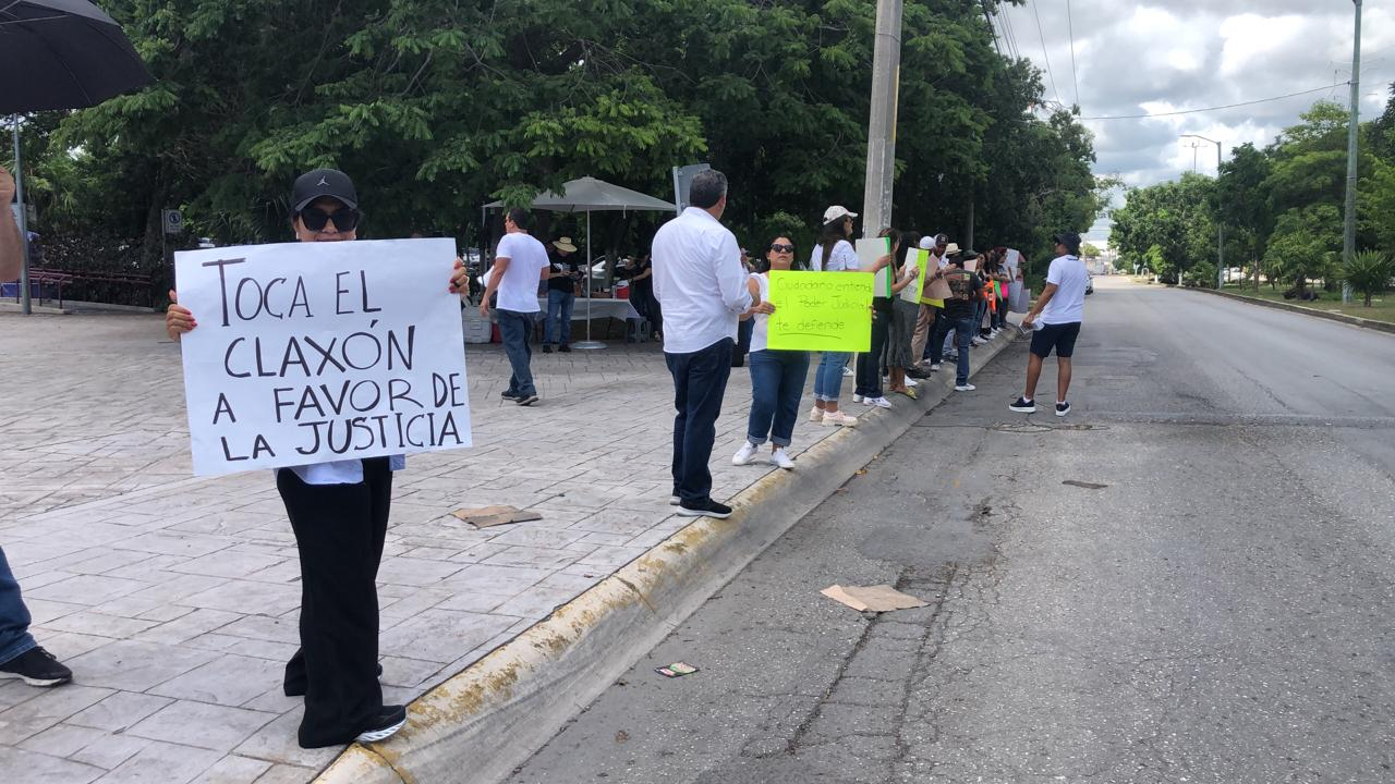 Alrededor de 100 trabajadores siguieron con las protestas a una semana de haber iniciado Alrededor de 100 trabajadores siguieron con las protestas a una semana de haber iniciado