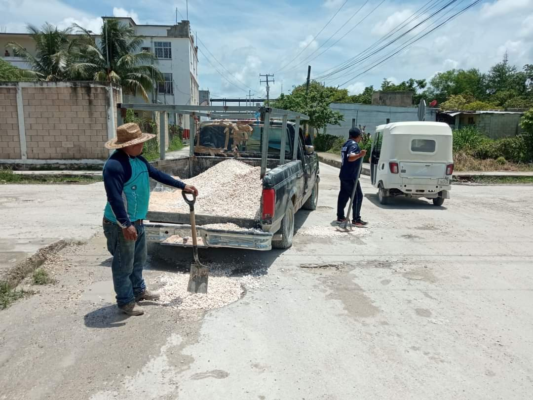 Ciudadanos bachean calles en Candelaria ante desinterés de autoridades
