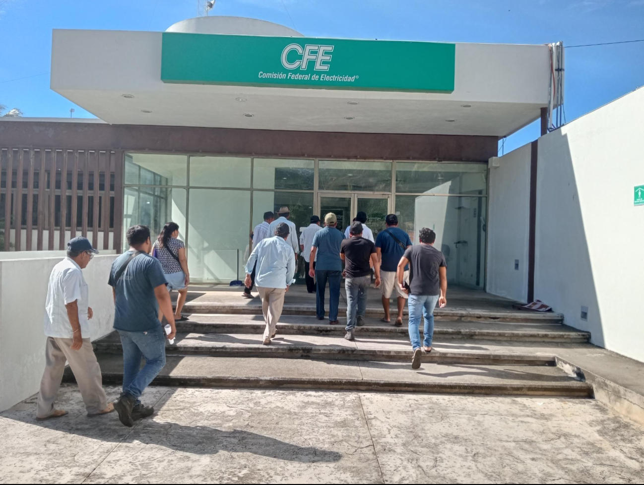 Citricultores de Kinchil acudieron a las ofi cinas de la CFE para exigir respuestas Citricultores de Kinchil acudieron a las ofi cinas de la CFE para exigir respuestas