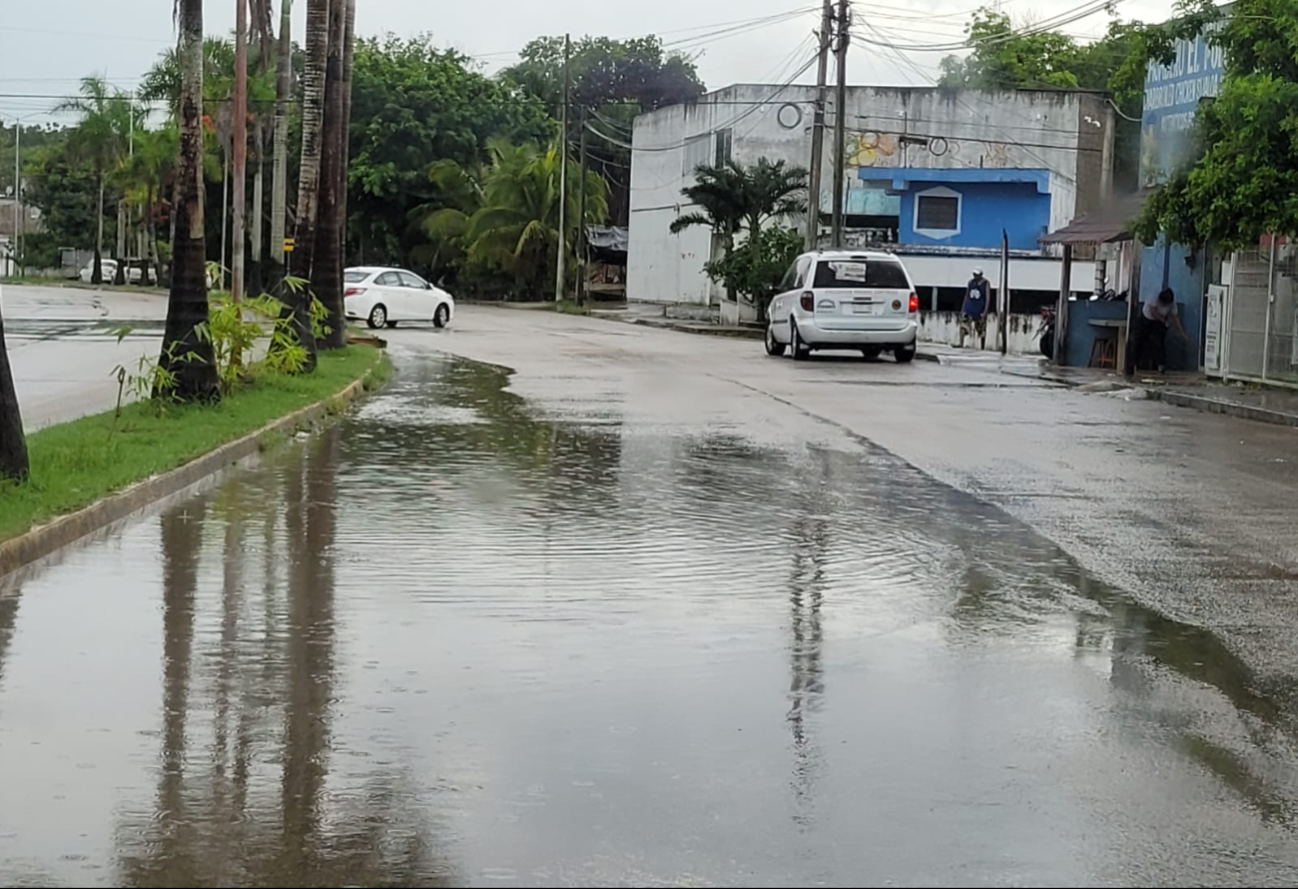 Padres de familia salieron con impermeables y paraguas por las lluvias Padres de familia salieron con impermeables y paraguas por las lluvias