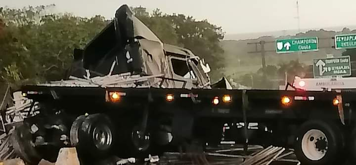 Vuelca tráiler y bloquea la carretera federal Campeche-Champotón