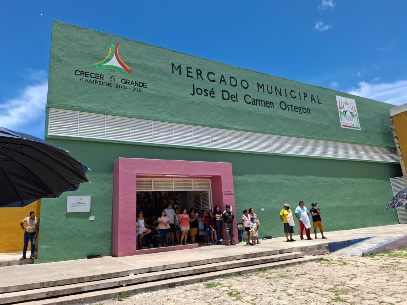  Locatarias del mercado de Hecelchakán amenazan con cerrarlo, tras desalojo de una comerciante     
