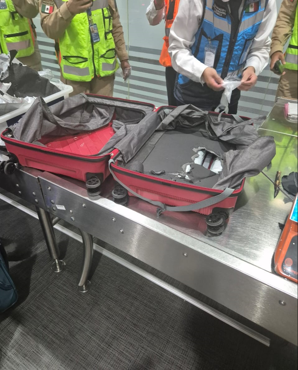 Así lucía el interior de una maleta en el AICM Así lucía el interior de una maleta en el AICM