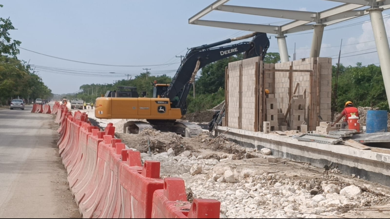 Guardia Nacional y el personal del Tren Ligero gestionan el tráfico durante las maniobras de construcción Guardia Nacional y el personal del Tren Ligero gestionan el tráfico durante las maniobras de construcción