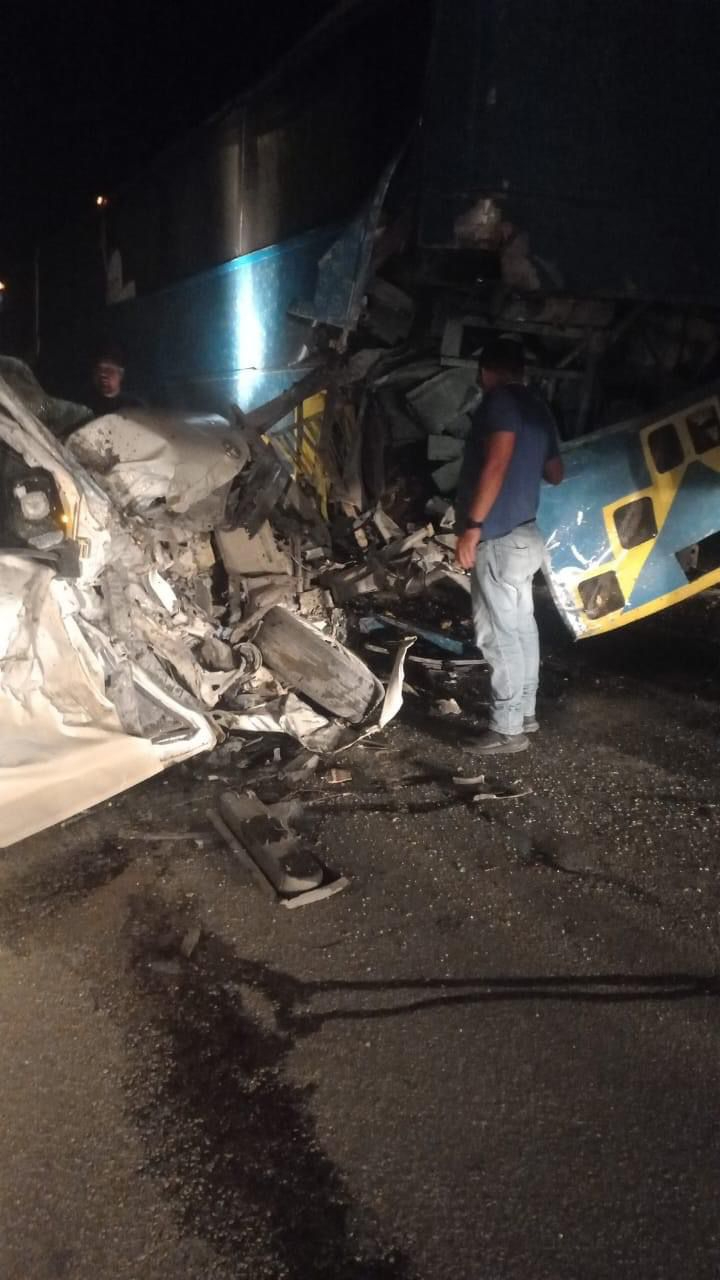 Debido a la magnitud del choque, autoridades cerraron la carretera Debido a la magnitud del choque, autoridades cerraron la carretera