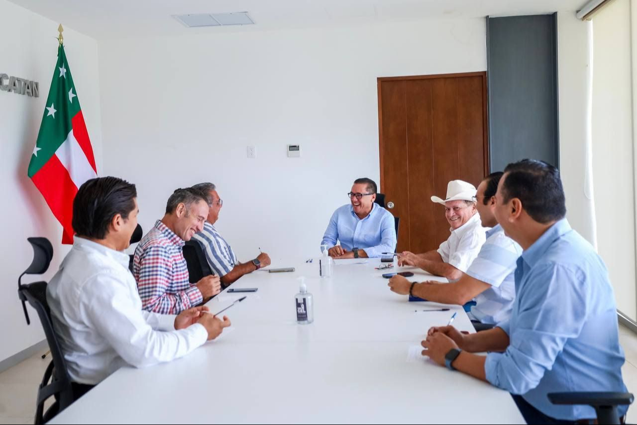 En el encuentro, los diputados actuales y electos hablaron de temas fundamentales del Congreso de Yucatán En el encuentro, los diputados actuales y electos hablaron de temas fundamentales del Congreso de Yucatán