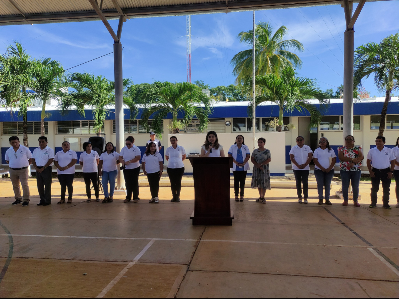 La nueva funcionaria estuvo presente en la bienvenida a los educandos tras las vacaciones. La nueva funcionaria estuvo presente en la bienvenida a los educandos tras las vacaciones.