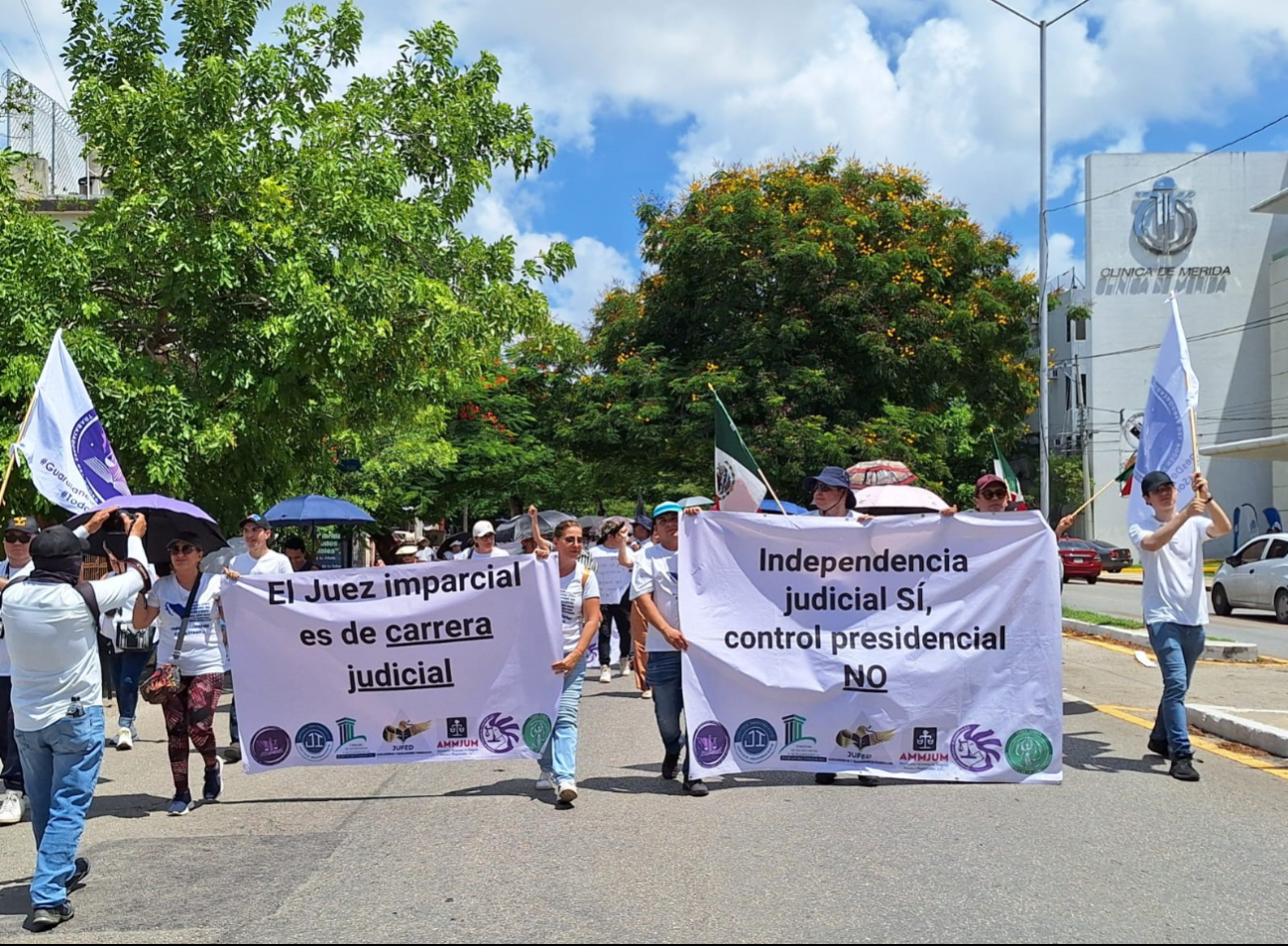 Empleados del Poder Judicial en Mérida marchan tras iniciar un paro laboral