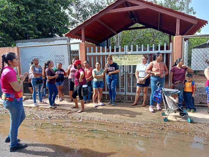 Sólo existen dos educadoras en el grado cuando son tres grupos Sólo existen dos educadoras en el grado cuando son tres grupos