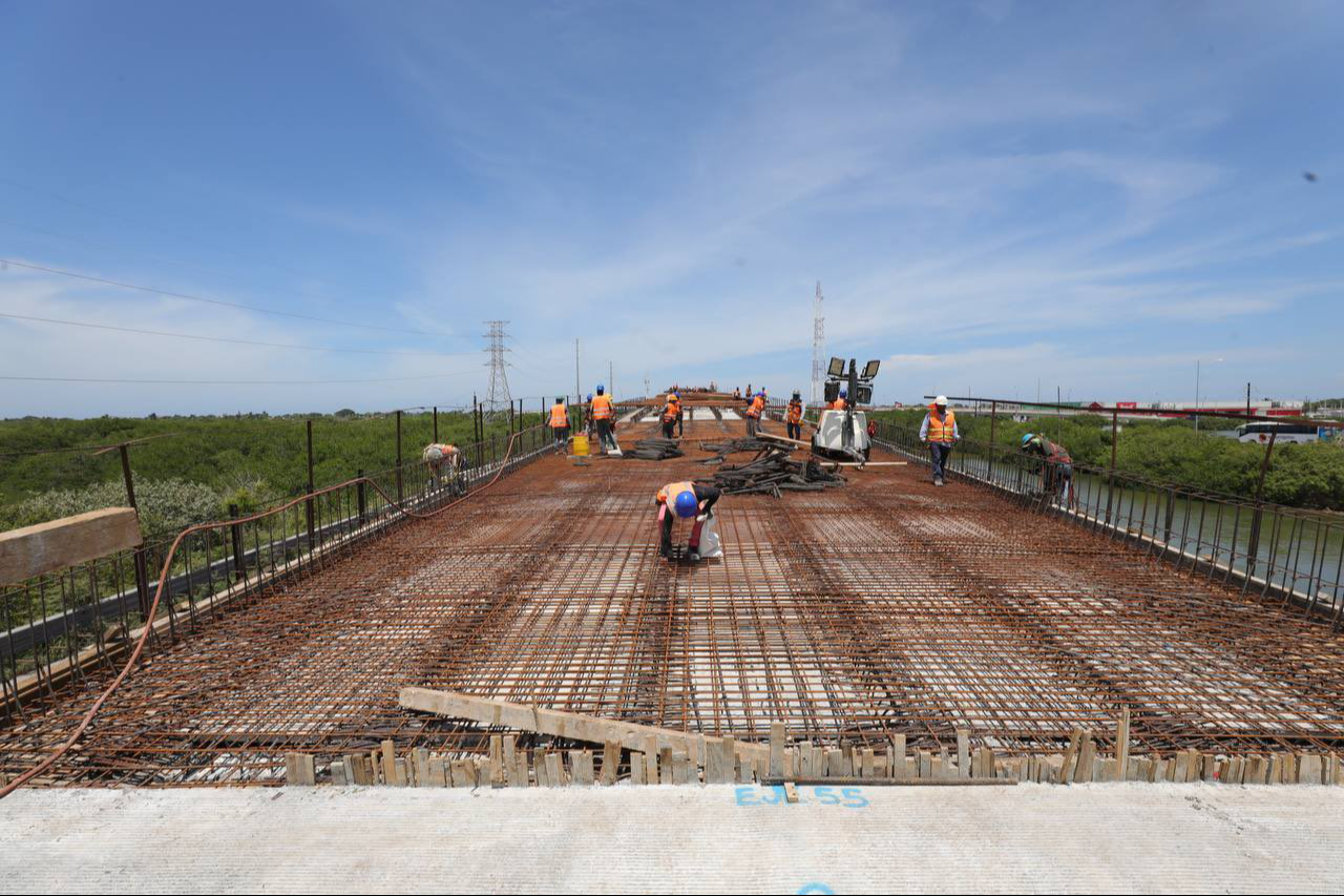 Trabajadores continúan con la obra en Progreso Trabajadores continúan con la obra en Progreso