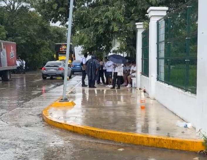 Bajo la lluvia, trabajadores protestan por inconformidades Bajo la lluvia, trabajadores protestan por inconformidades