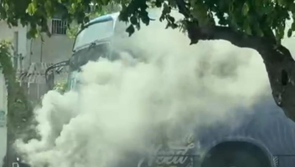 Camión de pasajeros se incendia en la avenida Leona Vicario de Cancún