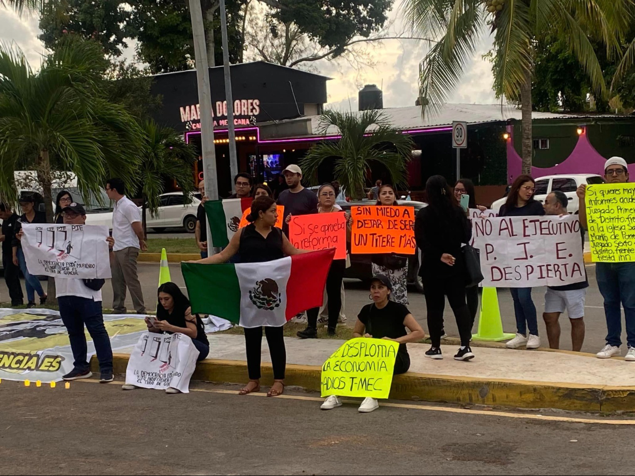 El evento se realizó a puerta cerrada mientras trabajadores del Poder Judicial de la Federación (PJF) protestaban afuera. El evento se realizó a puerta cerrada mientras trabajadores del Poder Judicial de la Federación (PJF) protestaban afuera.