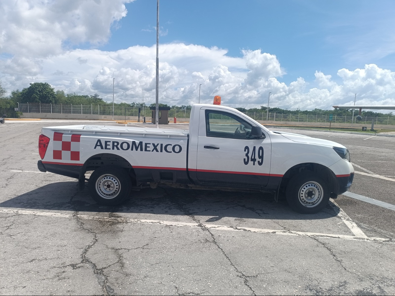 La nueva imagen, presentada en su 90 aniversario, incluye una actualización del Caballero Águila de 1959. La nueva imagen, presentada en su 90 aniversario, incluye una actualización del Caballero Águila de 1959.